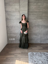 Cargar imagen en el visor de la galería, Viña - Vestido largo con olanes olivo
