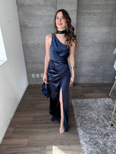 Cargar imagen en el visor de la galería, Mariella - Vestido largo satinado azul marino
