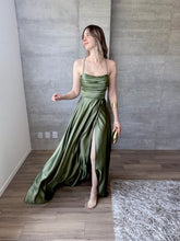 Cargar imagen en el visor de la galería, Mencía - Vestido largo de satín olivo
