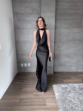 Cargar imagen en el visor de la galería, Piera - Vestido largo satinado negro
