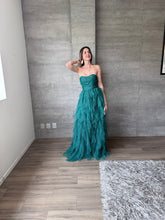 Cargar imagen en el visor de la galería, Raigal - Vestido largo strapless de tul verde esmeralda
