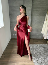 Cargar imagen en el visor de la galería, Perlaire - Vestido largo color vino
