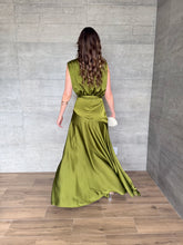 Cargar imagen en el visor de la galería, Nebula - Vestido largo satinado olivo

