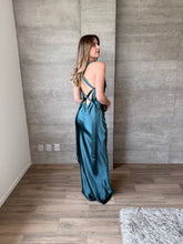 Cargar imagen en el visor de la galería, Masha - Vestido largo satinado verde azulado
