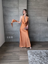 Cargar imagen en el visor de la galería, Piera - Vetido largo satinado naranja
