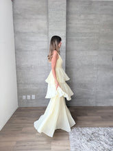 Cargar imagen en el visor de la galería, Juliette - Vestido largo plisado con olanes amarillo mantequilla

