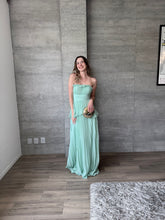 Cargar imagen en el visor de la galería, Palmares - Vestido largo plisado verde menta

