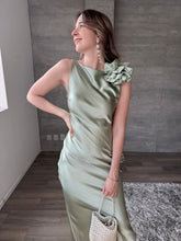 Cargar imagen en el visor de la galería, Francesca - Vestido largo de satín verde polvo
