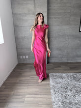 Cargar imagen en el visor de la galería, Francesca - Vestido largo satinado hot pink
