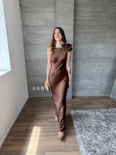 Cargar imagen en el visor de la galería, Francesca - Vestido satinado cafe
