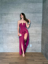 Cargar imagen en el visor de la galería, Monique - Jumpsuit strapless magenta
