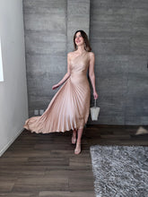 Cargar imagen en el visor de la galería, Nicola - Vestido midi plisado color taupe
