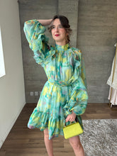 Cargar imagen en el visor de la galería, Caliope - Vestido corto verde multicolor con olanes
