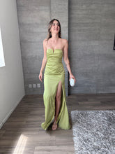 Cargar imagen en el visor de la galería, Clementine - Vestido largo strapless verde
