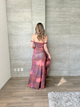 Cargar imagen en el visor de la galería, Seraphine - Vestido largo de mesh fuchsia multi
