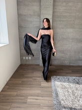 Cargar imagen en el visor de la galería, Sodi - Vestido largo strapless satinado negro
