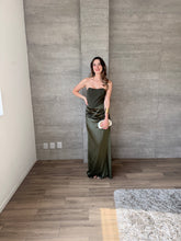 Cargar imagen en el visor de la galería, Praiano olivo - Vestido largo strapless olivo
