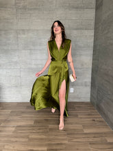 Cargar imagen en el visor de la galería, Nebula - Vestido largo satinado olivo
