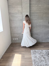 Cargar imagen en el visor de la galería, Noa - Vestido largo de un hombro blanco crudo
