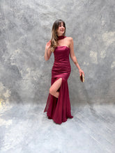 Cargar imagen en el visor de la galería, Sago -  Vestido largo strapless frambuesa
