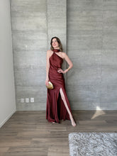 Cargar imagen en el visor de la galería, Elodie - Vestido largo satinado color merlot
