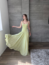 Cargar imagen en el visor de la galería, Prosseco - Vestido largo plisado verde
