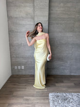 Cargar imagen en el visor de la galería, Sodi -  Vestido largo strapless satinado amarillo
