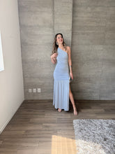 Cargar imagen en el visor de la galería, Salissa - Vestido midi asimétrico color celeste
