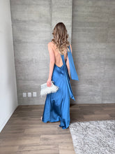 Cargar imagen en el visor de la galería, Milah - Vestido largo halter de satín azul petróleo
