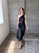 Cargar imagen en el visor de la galería, Nicola - Vestido midi plisado negro
