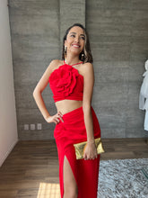 Cargar imagen en el visor de la galería, Greta Rojo - Vestido largo con flor
