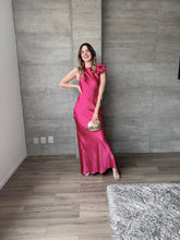 Cargar imagen en el visor de la galería, Francesca - Vestido largo satinado hot pink
