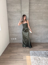 Cargar imagen en el visor de la galería, Praiano olivo - Vestido largo strapless olivo
