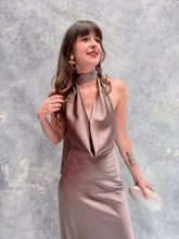 Cargar imagen en el visor de la galería, Milah - Vestido largo halter de satín color gris
