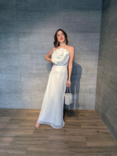 Cargar imagen en el visor de la galería, Maelle - Vestido halter con detalle de flor blanco
