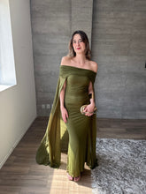 Cargar imagen en el visor de la galería, Venus - Vestido largo strapless con capa olivo
