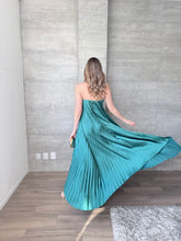 Cargar imagen en el visor de la galería, Varena - Vestido largo plisado verde
