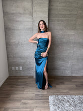Cargar imagen en el visor de la galería, Marena - Vestido strapless de satín verde azulado
