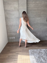 Cargar imagen en el visor de la galería, Nicola - Vestido midi plisado aperlado

