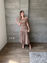 Cargar imagen en el visor de la galería, Kaela - Vestido midi color mocha
