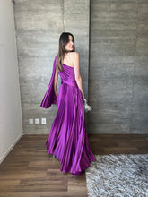 Cargar imagen en el visor de la galería, Abu Dhabi - Vestido morado largo plisado
