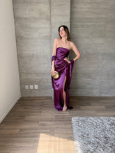 Cargar imagen en el visor de la galería, Marena - Vestido strapless de satín morado
