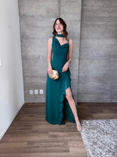 Cargar imagen en el visor de la galería, Silvana - Vestido largo asimétrico esmeralda
