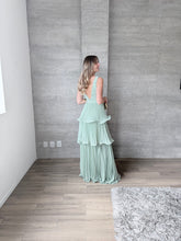 Cargar imagen en el visor de la galería, Juliette - Vestido largo plisado con olanes verde sage
