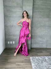 Cargar imagen en el visor de la galería, Odetta - Vestido largo strapless magenta
