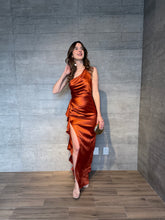 Cargar imagen en el visor de la galería, Duna - Vestido largo satinado con olanes naranja óxido
