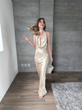 Cargar imagen en el visor de la galería, Piera - Vestido largo satinado champagne
