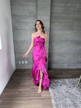 Cargar imagen en el visor de la galería, Odetta - Vestido largo strapless magenta
