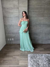 Cargar imagen en el visor de la galería, Palmares - Vestido largo plisado verde menta
