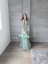 Cargar imagen en el visor de la galería, Juliette - Vestido largo plisado con olanes verde sage

